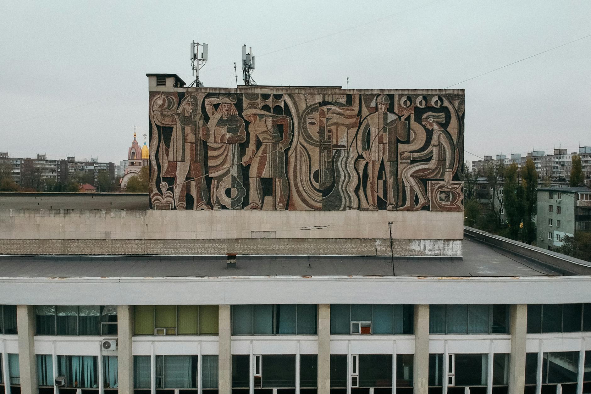 Abstrakcyjny mural na dachu budynku przemysłowego w Dnieprze