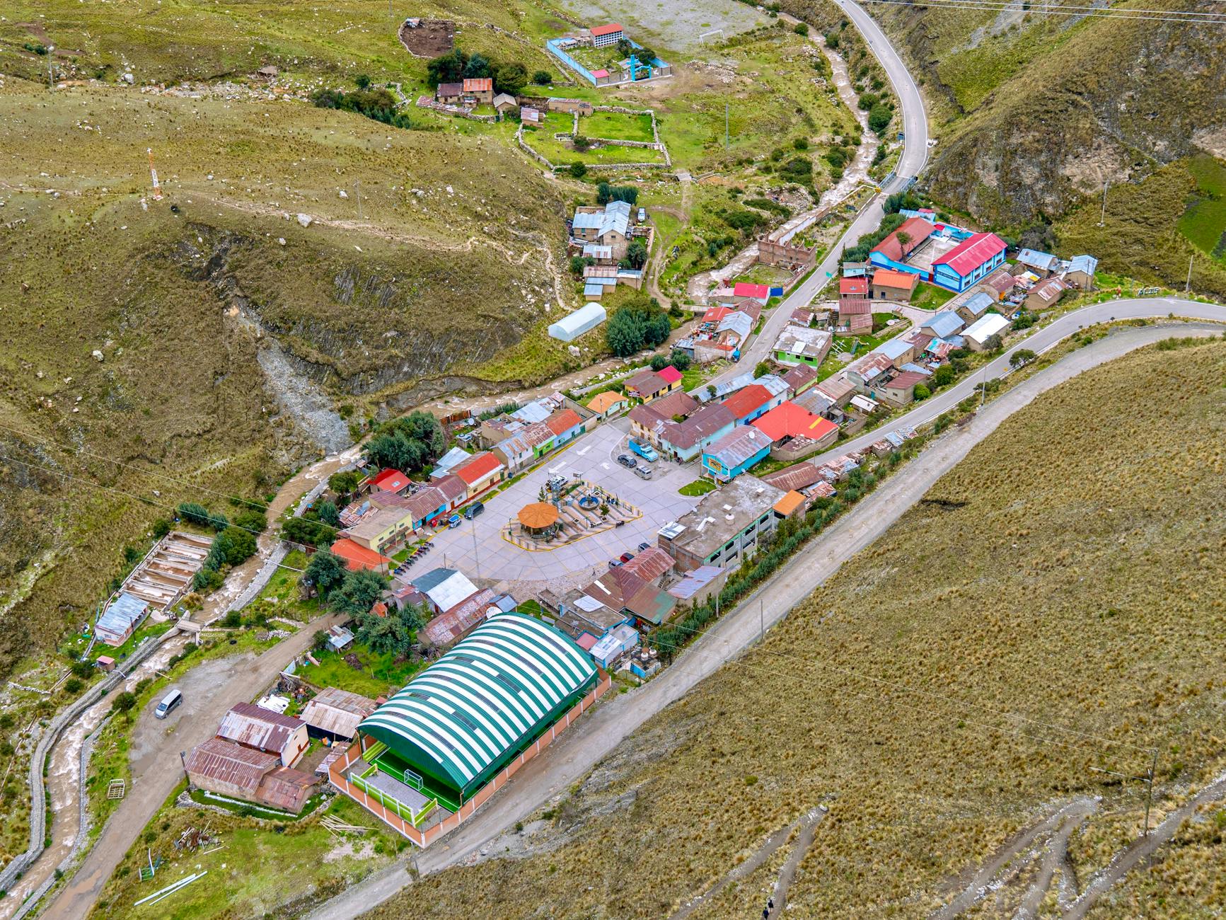 Górska wioska w Peru widziana z lotu ptaka