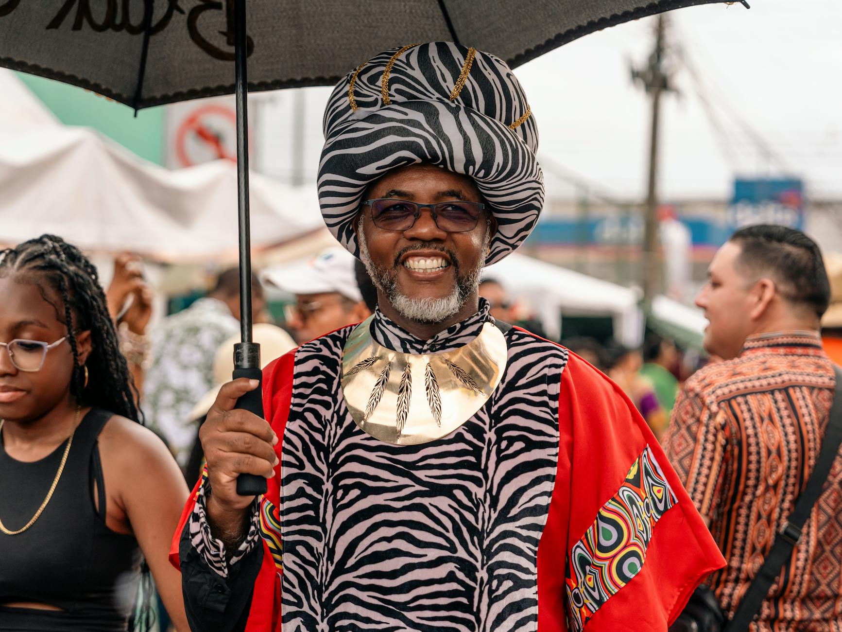 Taniec w kolorowych afrokaraibskich strojach podczas fiesty w Limón