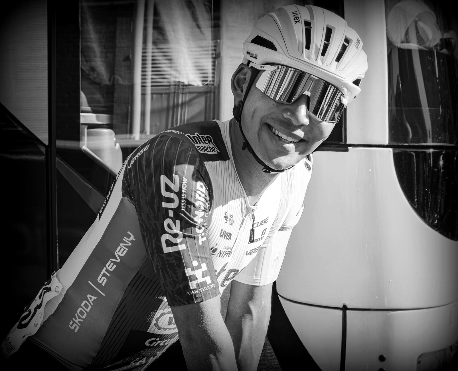 Uśmiechnięty rowerzysta w kasku na trasie szosowej