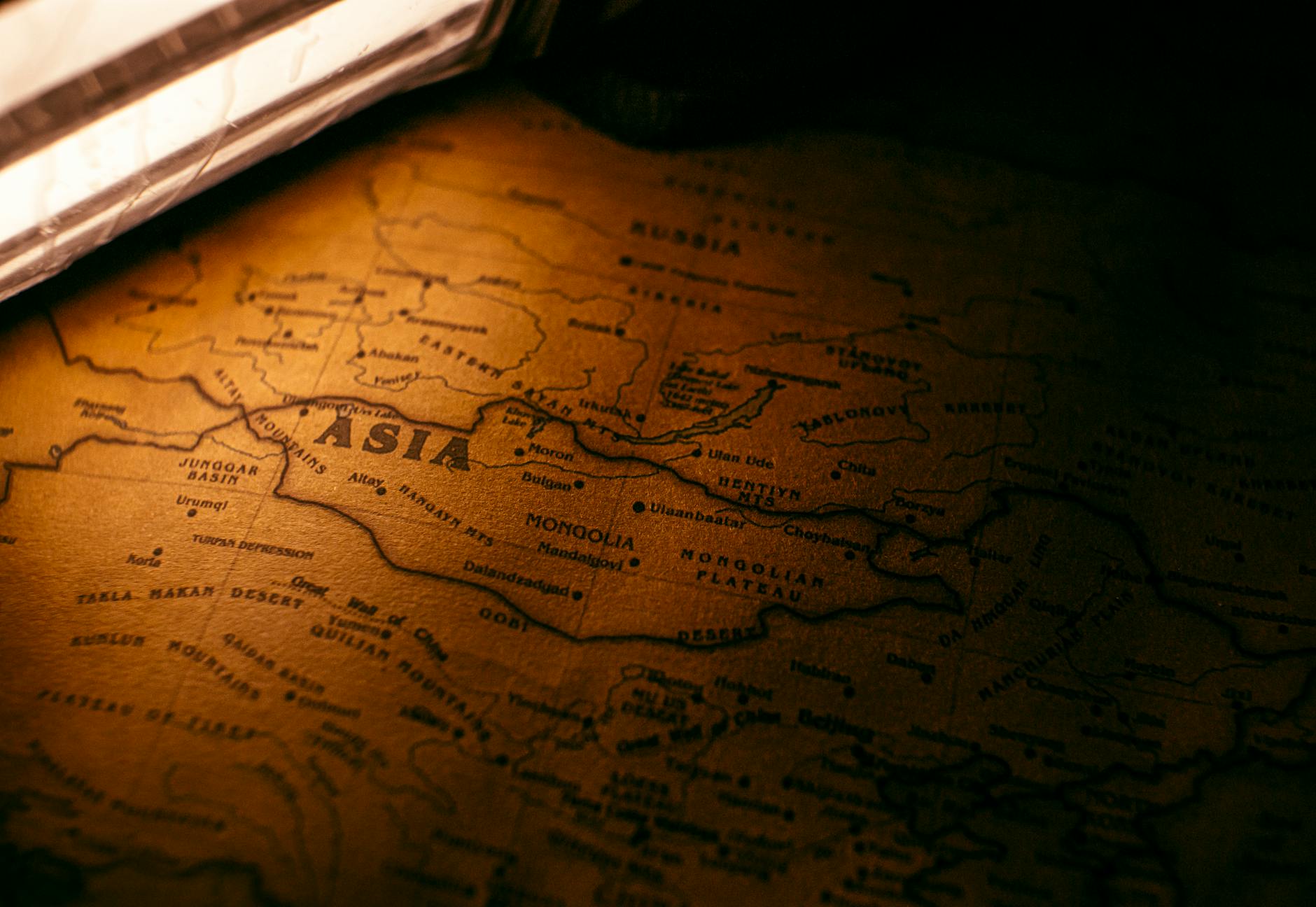 Zbliżenie starej mapy świata w ciepłym, nastrojowym świetle