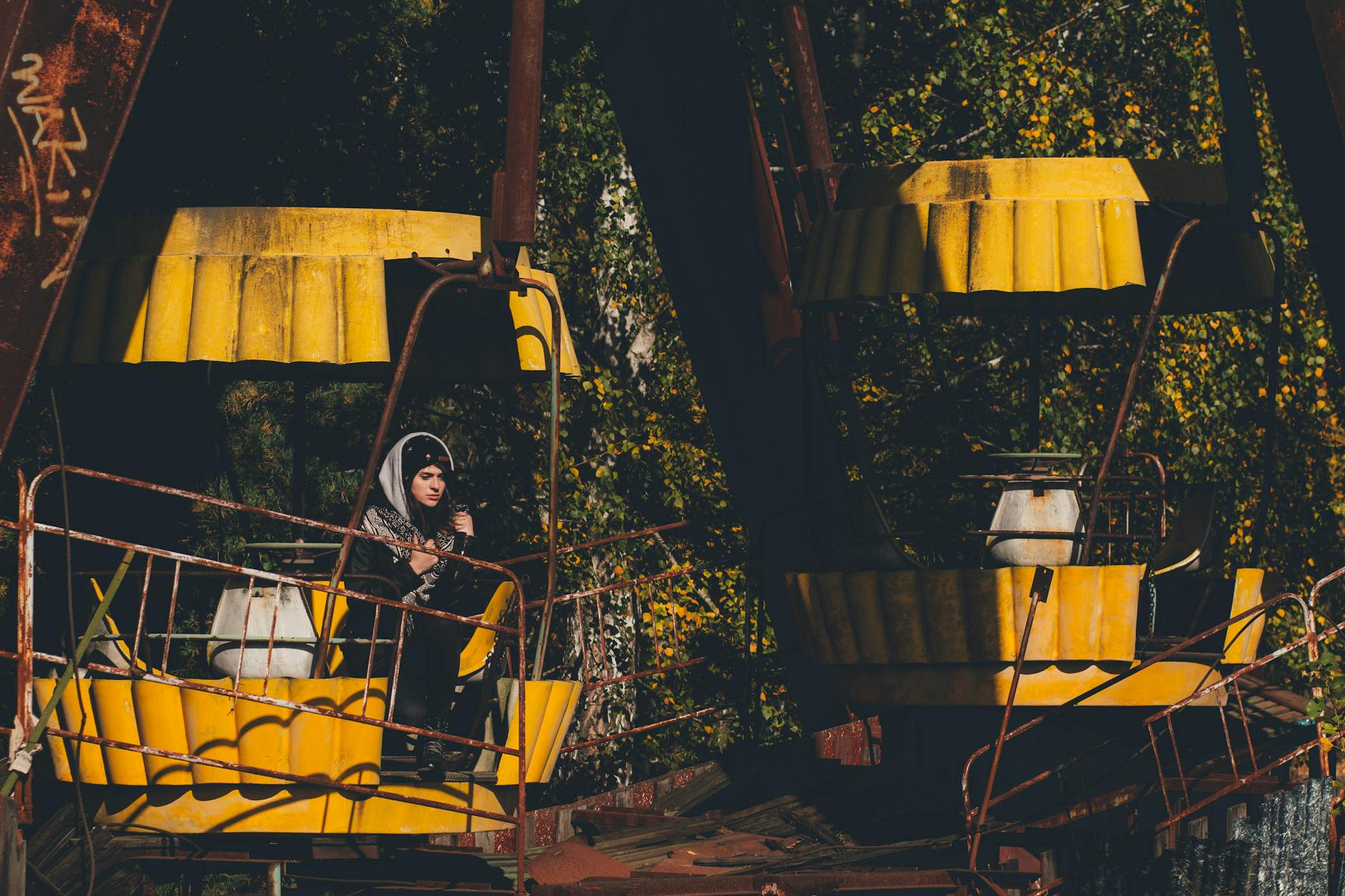 Kobieta stojąca pod opuszczonym diabelskim młynem w Czarnobylu