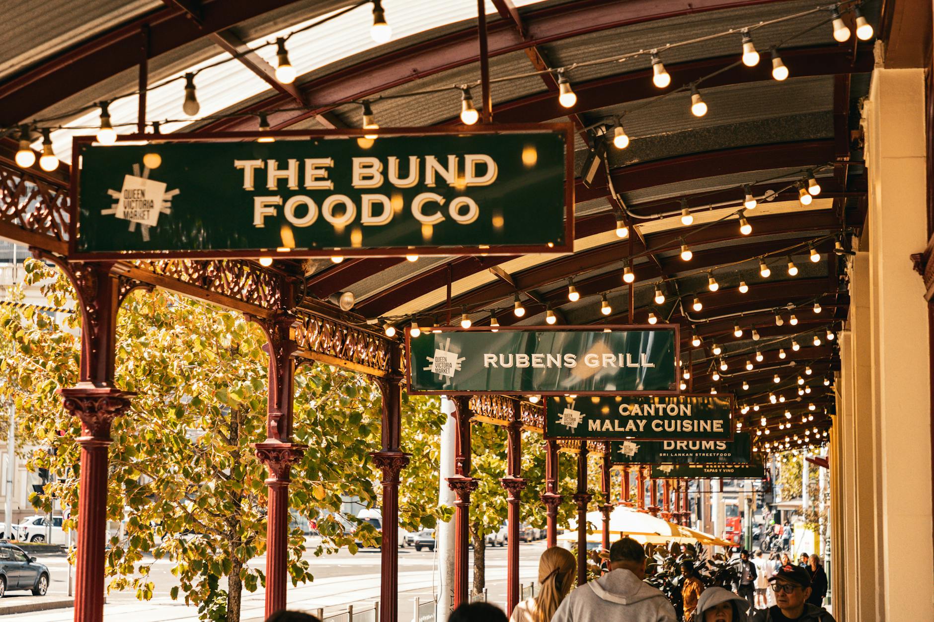Nocny widok targu Queen Victoria Market w Melbourne z podświetlonym szyldem
