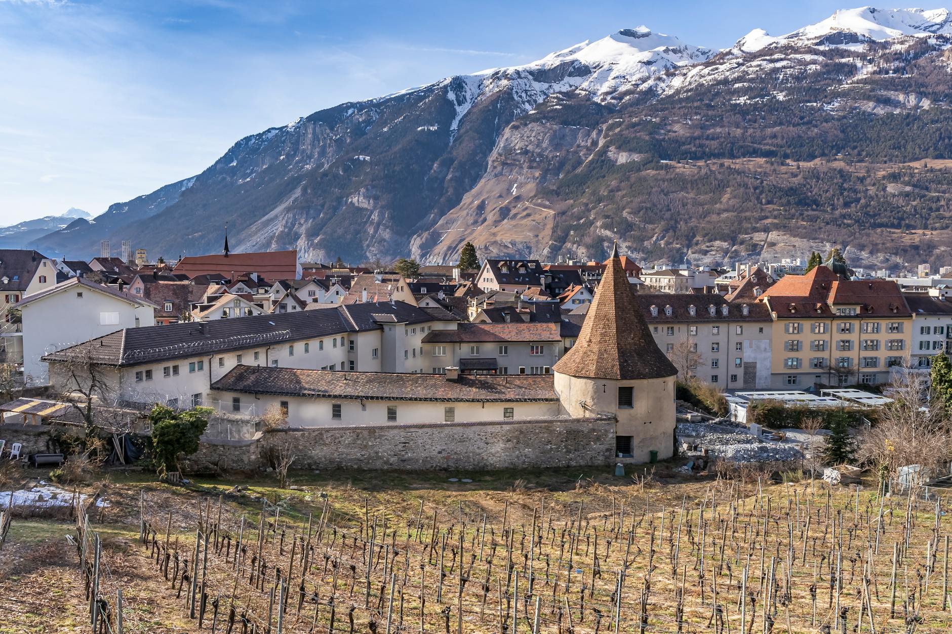 Panorama Chur z historyczną zabudową na tle alpejskich gór