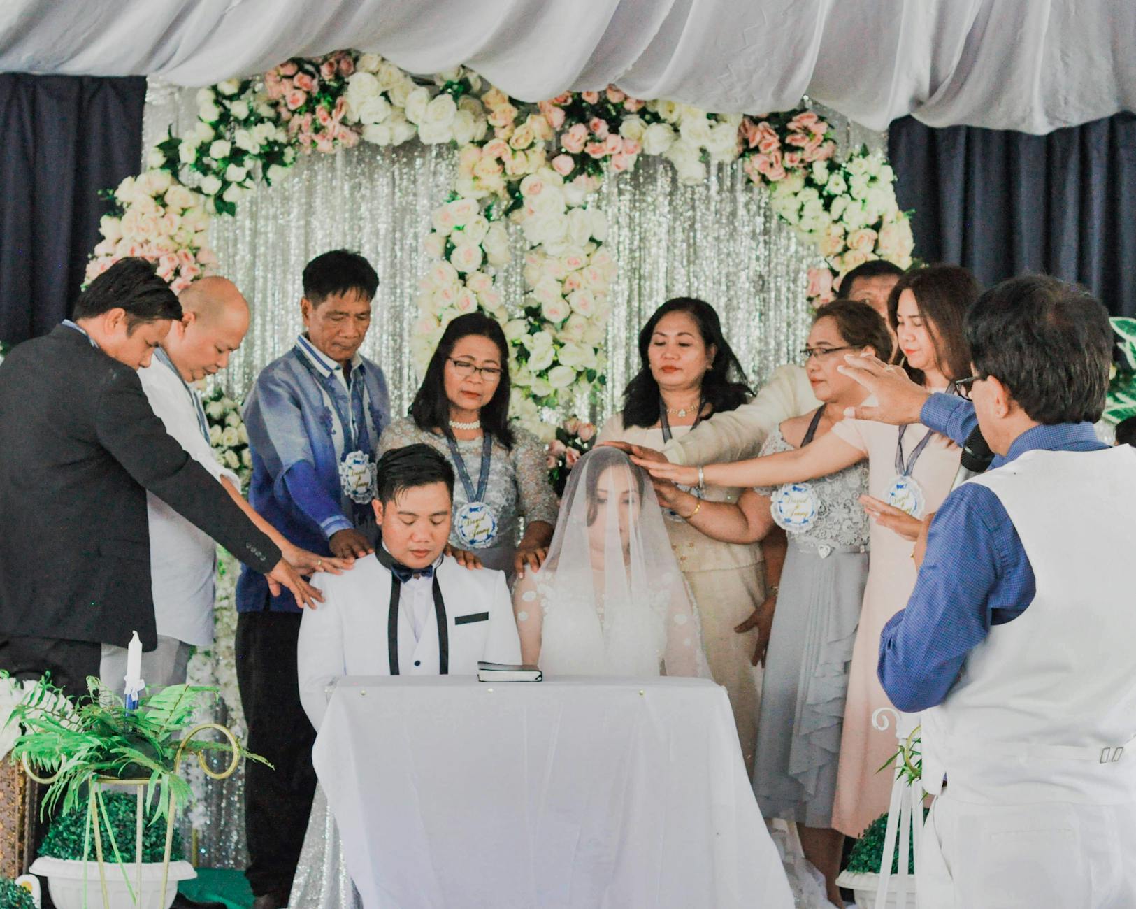 Para młoda podczas wzruszającej ceremonii ślubnej na Filipinach