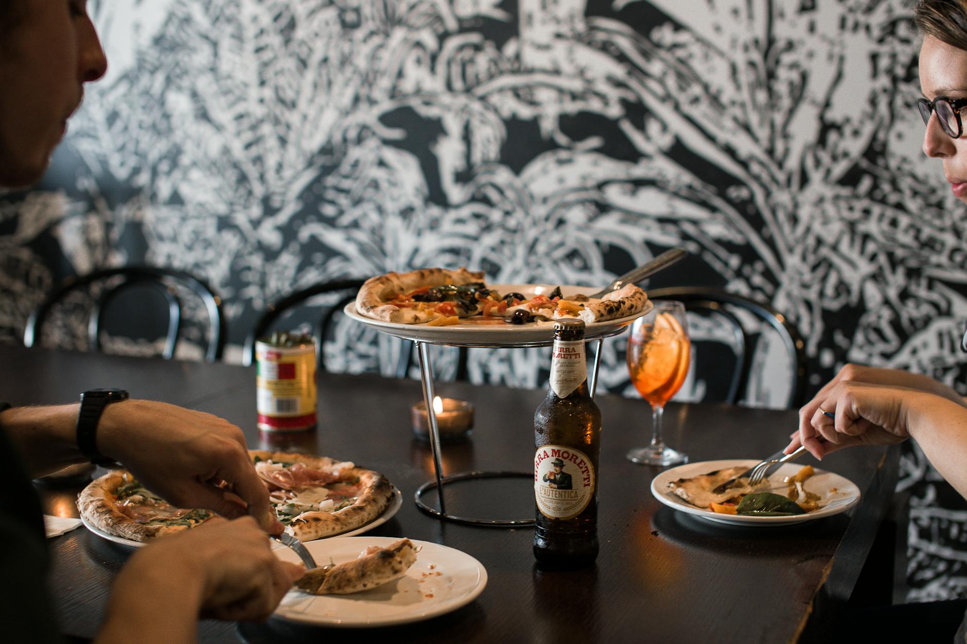 Pizza i piwo na stole w swobodnej restauracji w Warszawie