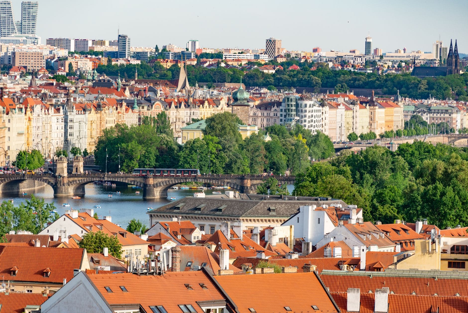 Panoramiczny widok na mosty i historyczną zabudowę Pragi z lotu ptaka