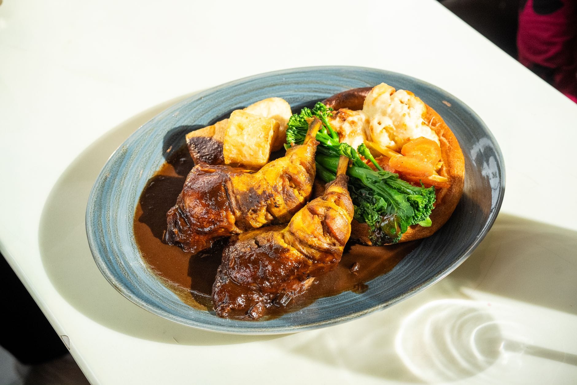 Jak czytać brytyjskie pubowe menu: od Sunday roast po puddingi i piwa rzemieślnicze